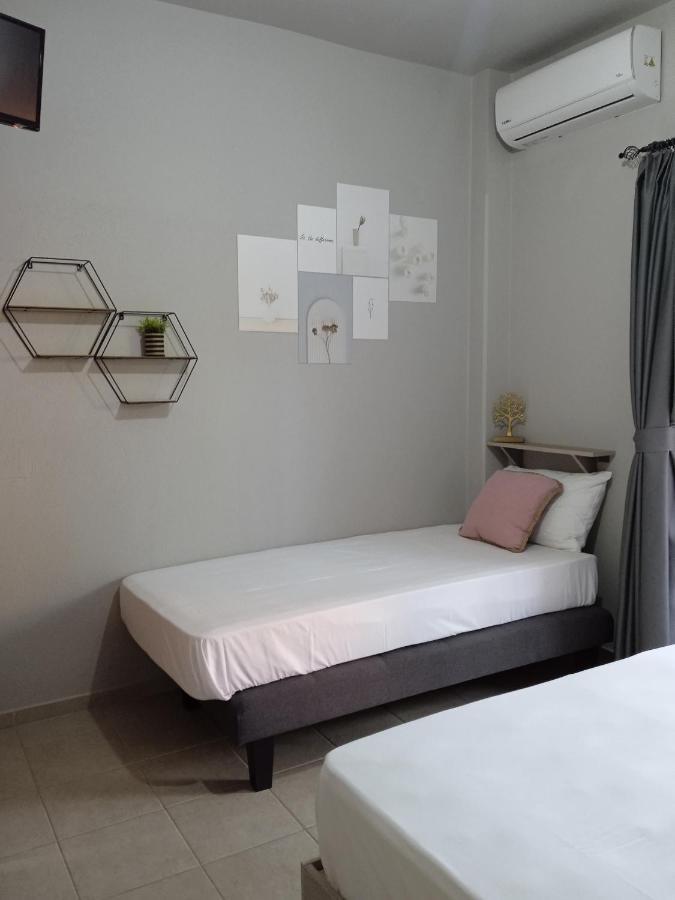 Almira - Rooms To Let Nea Roda Ngoại thất bức ảnh