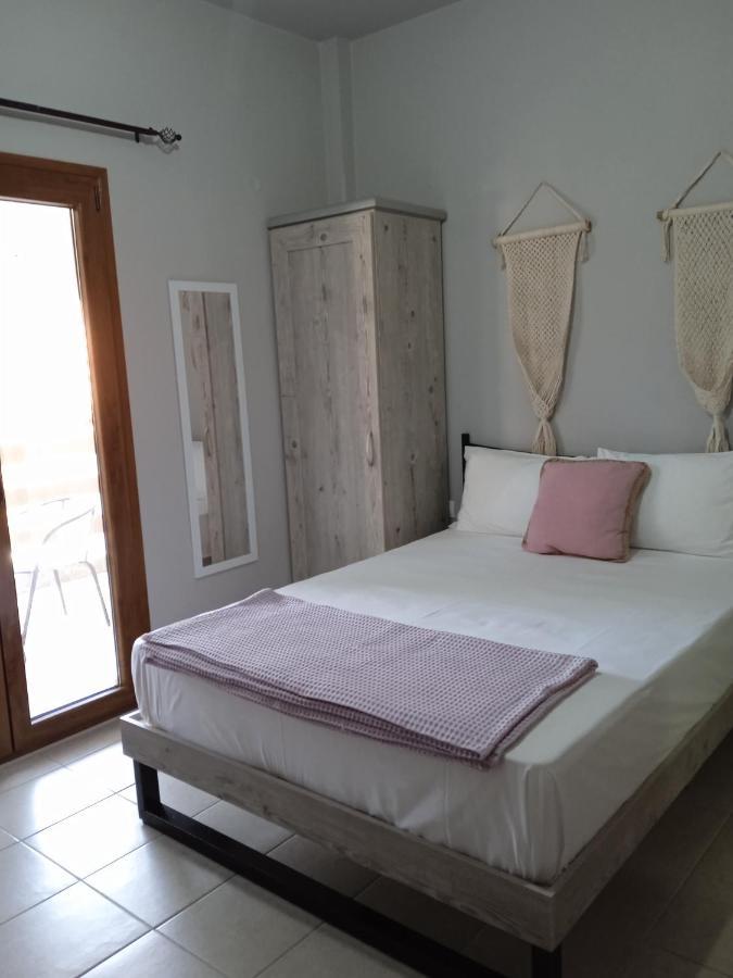 Almira - Rooms To Let Nea Roda Ngoại thất bức ảnh