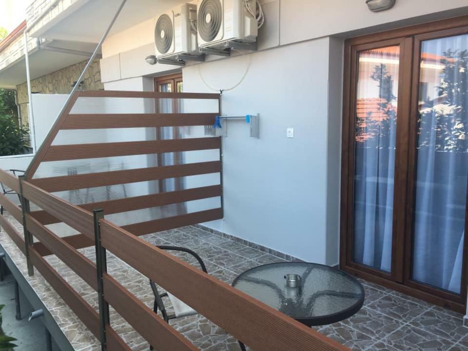 Almira - Rooms To Let Nea Roda Ngoại thất bức ảnh