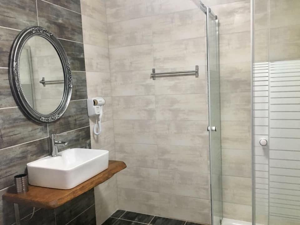 Almira - Rooms To Let Nea Roda Ngoại thất bức ảnh